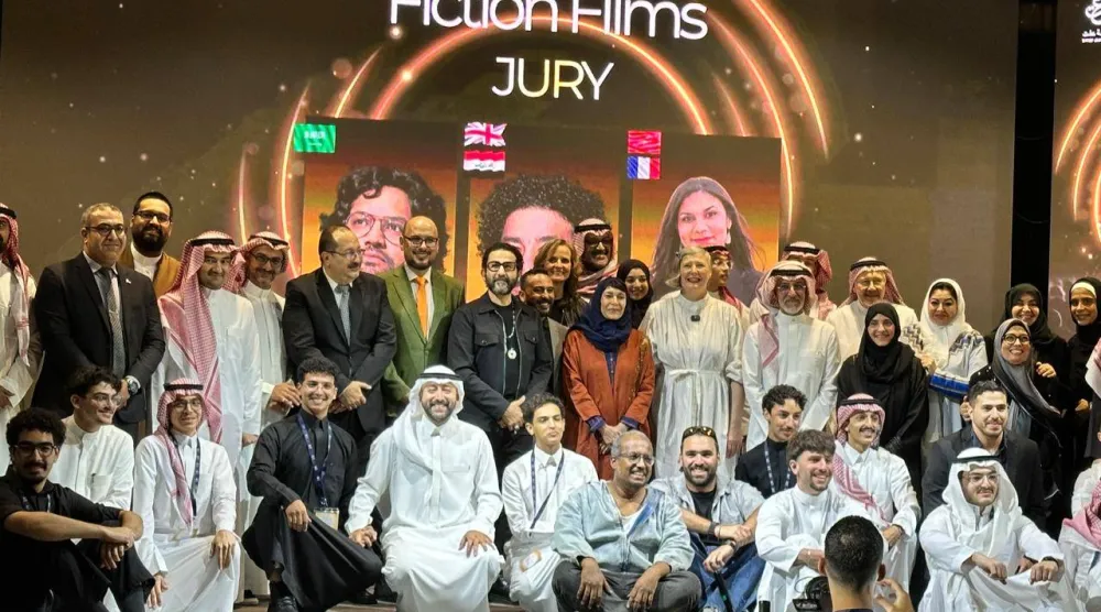 الأميرة نورة بنت تركي الفيصل تتوسط الفائزين في المهرجان وضيوف الشرف ولجنة التحكيم (الشرق الأوسط)