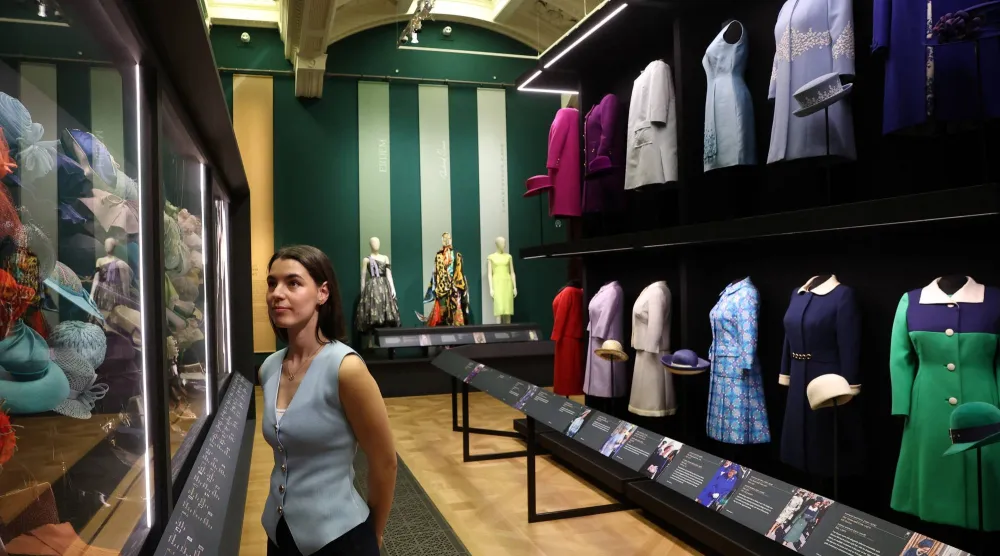 جانب من معرض «الملكة إليزابيث الثانية: حياتها من خلال الأناقة»... في معرض الملك بقصر باكنغهام لندن 9 أبريل 2026 (رويترز)