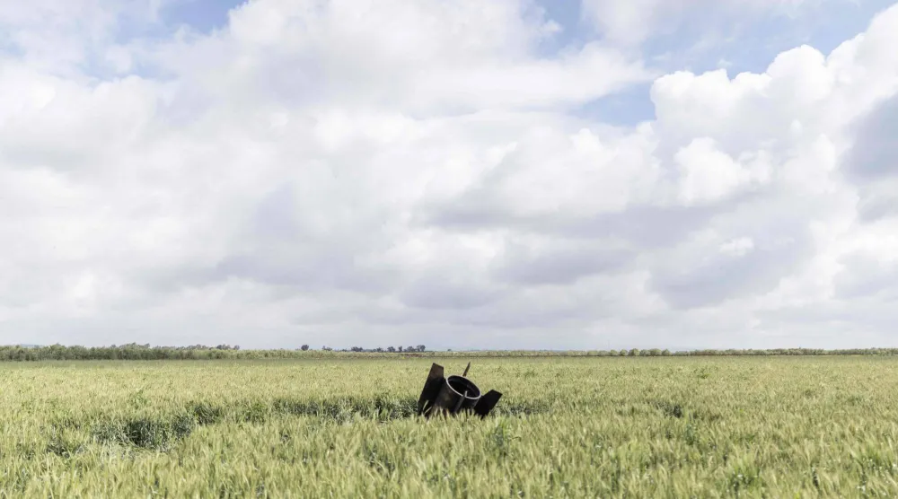 بقايا صاروخ إيراني بالقرب من الحدود بين مرتفعات الجولان السوري التي تحتلها إسرائيل وسوريا في 9 أبريل 2026 (أ.ف.ب)
