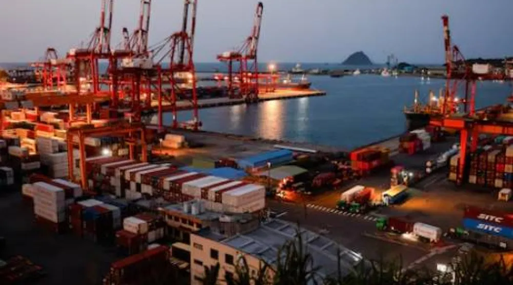 حاويات ومعدات بميناء كيلونغ في تايوان (رويترز)