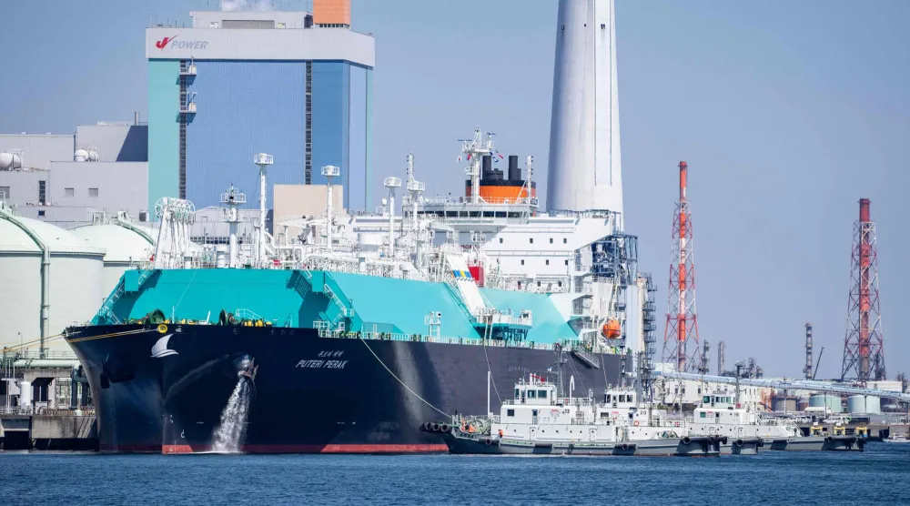 ناقلة غاز طبيعي مسال في ميناء يوكوهاما الياباني (أ.ف.ب)