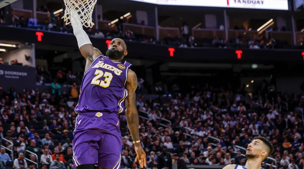 ليبرون جيمس يتألق في فوز ليكرز على وريورز (أ.ب)