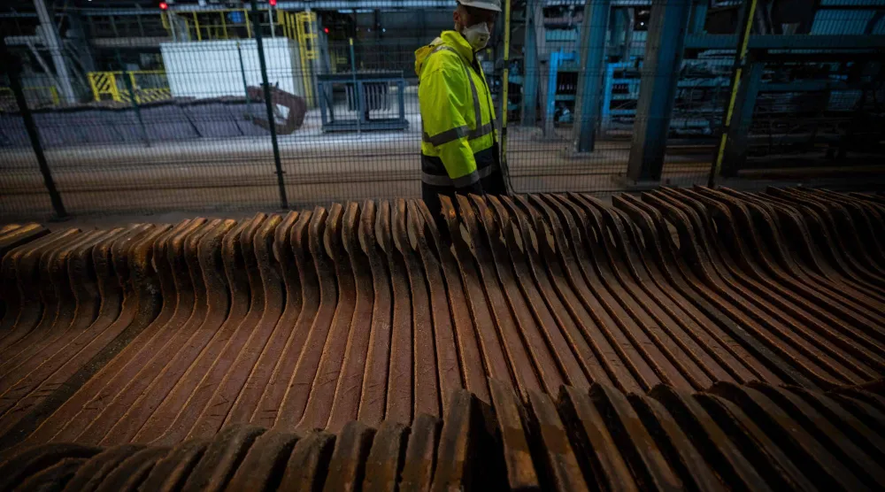 عامل يراقب استخراج النحاس في مصهر بمدينة غلوجوف جنوب غربي بولندا (أ.ف.ب)