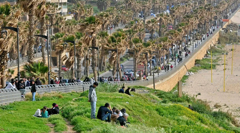 أشخاص فروا من ضاحية بيروت الجنوبية... في منطقة الرملة البيضاء الساحلية في بيروت... 9 أبريل 2026 (أ.ف.ب)