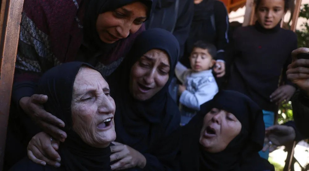 فلسطينيات خارج مستشفى ناصر في خان يونس الجمعة خلال تشييع قتيل سقط بضربة إسرائيلية (أ.ف.ب)