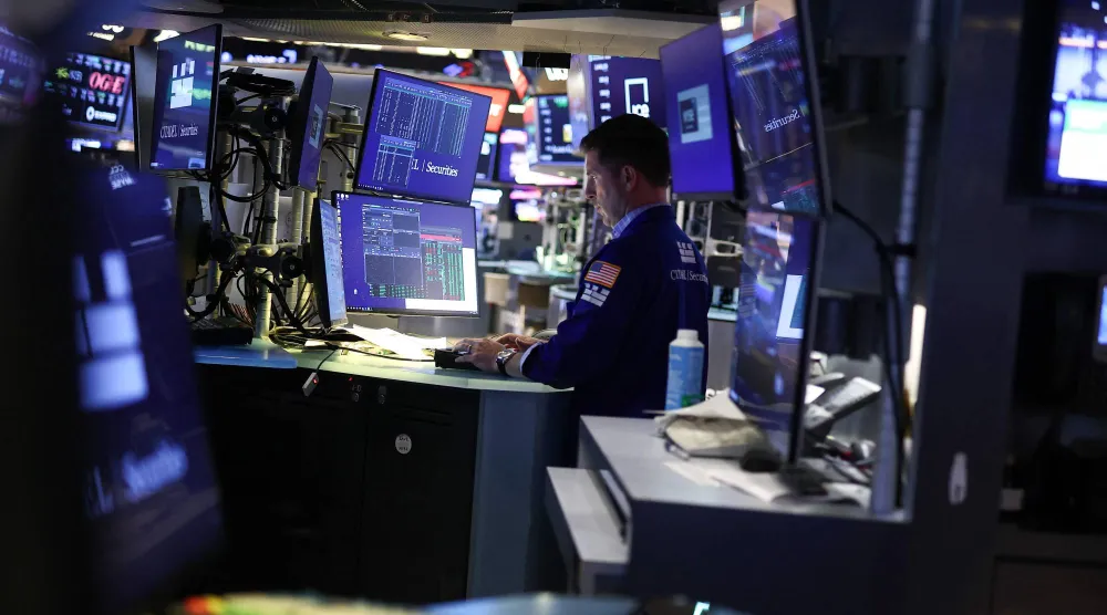 متداول يعمل في قاعة بورصة نيويورك (أ.ف.ب)