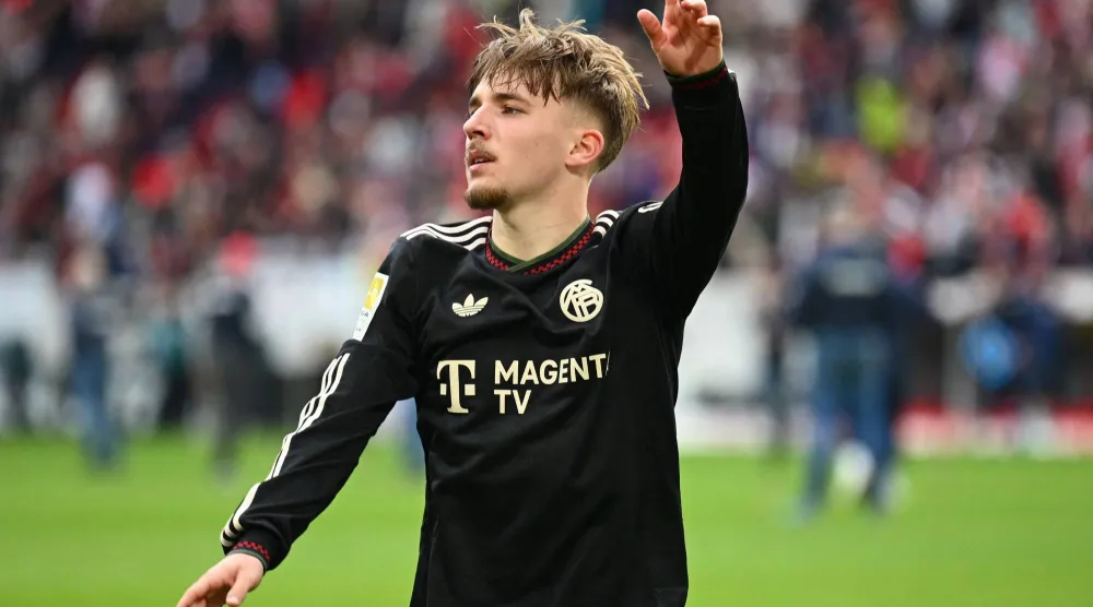 لاعب وسط بايرن ميونيخ الألماني لينارت كارل (أ.ف.ب)