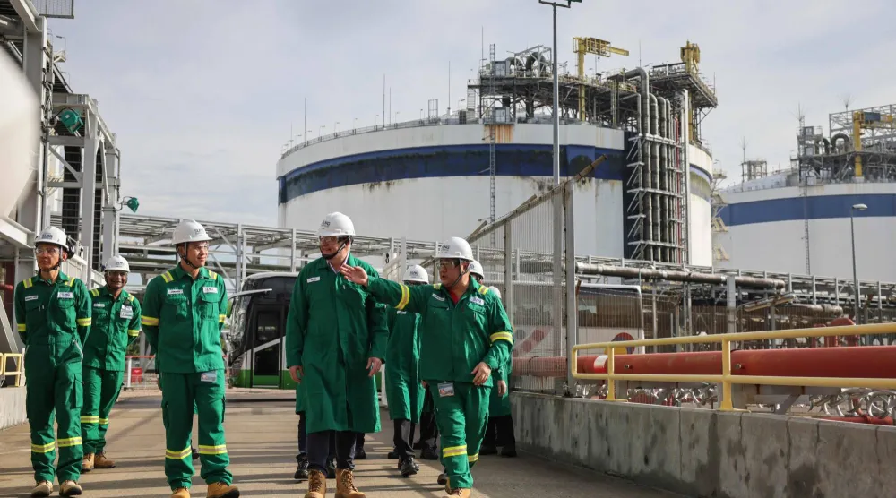 رئيس وزراء أستراليا أنتوني ألبانيز في زيارة إلى موقع لتخزين الغاز الطبيعي المسال بجزيرة جورونغ السنغافورية (أ.ف.ب)