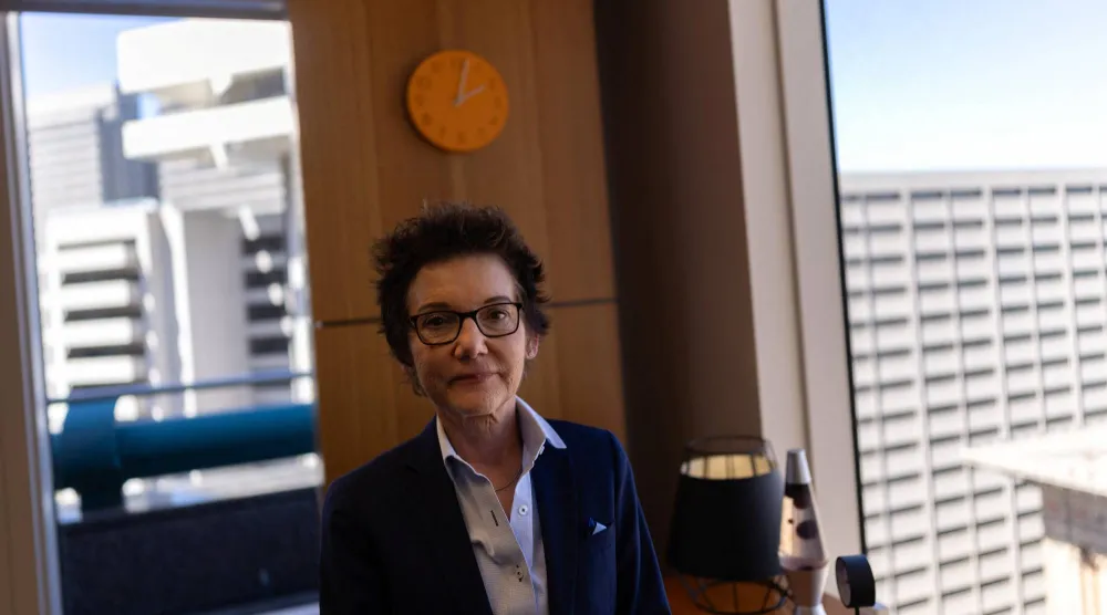 ماري دالي خلال مقابلة مع «رويترز» داخل مبنى بنك «الاحتياطي الفيدرالي» في سان فرانسيسكو (رويترز)