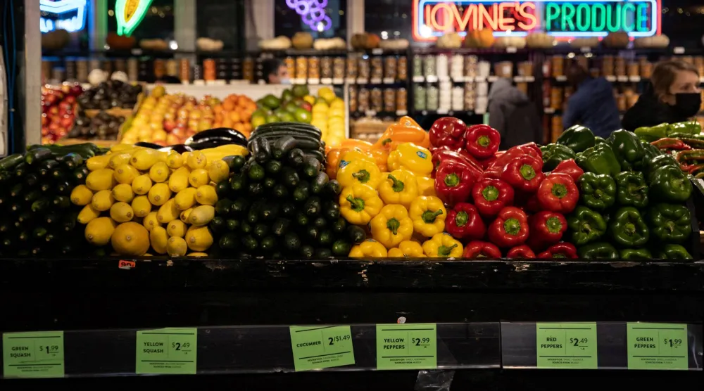خضراوات تُعرض في متجر داخل سوق ريدينغ تيرمينال في فيلادلفيا ببنسلفانيا (رويترز)