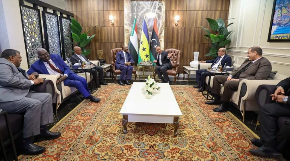 جانب من استقبال محيي الدين سالم وزير الخارجية السوداني في طرابلس الجمعة (خارجية «الوحدة»)