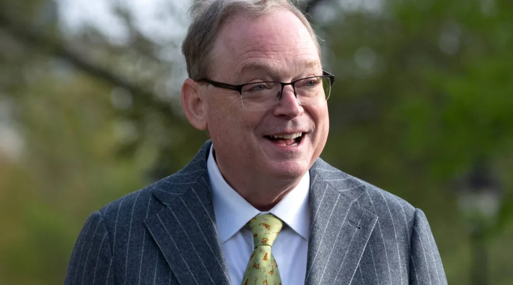 كيفن هاسيت يسير خارج البيت الأبيض في واشنطن (أ.ب)