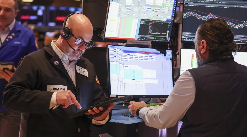 متداولون يعملون في بورصة نيويورك (إ.ب.أ)