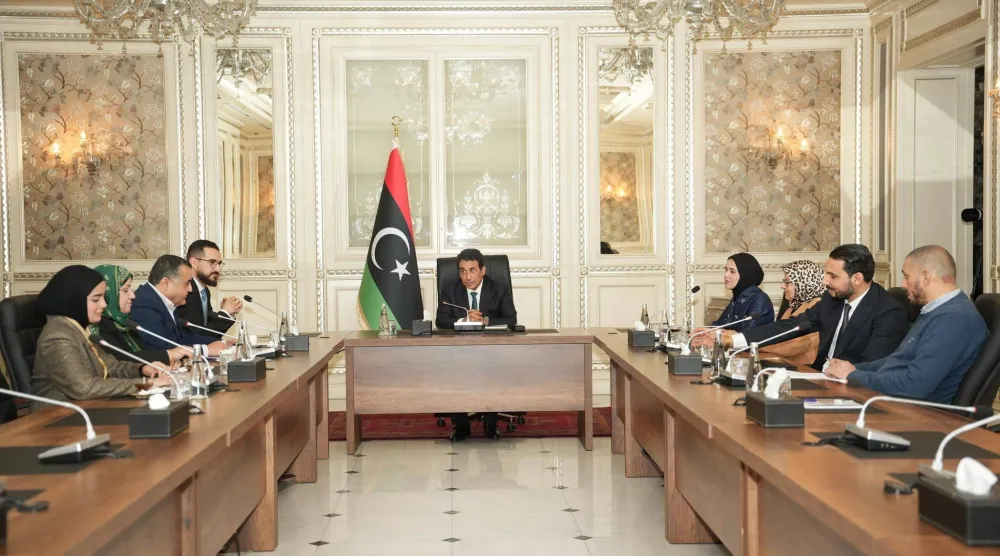 المنفي مستقبلاً عدداً من أعضاء «الحوار المهيكل» في مكتبه بطرابلس (المجلس الرئاسي)