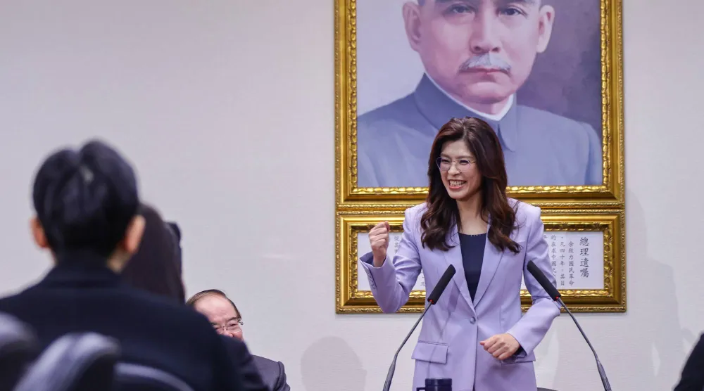 زعيمة المعارضة التايوانية تشنغ لي وون خلال مؤتمر صحافي في تايبيه قبل توجهها لزيارة الصين الثلاثاء (إ.ب.أ)