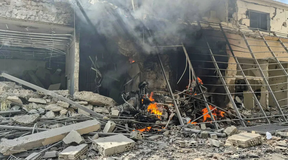 النيران تتصاعد من مركز قوى أمن الدولة بالنبطية الذي استُهدف بقصف إسرائيلي ما أدى إلى سقوط قتلى وجرحى في صفوف العناصر (أ.ف.ب)