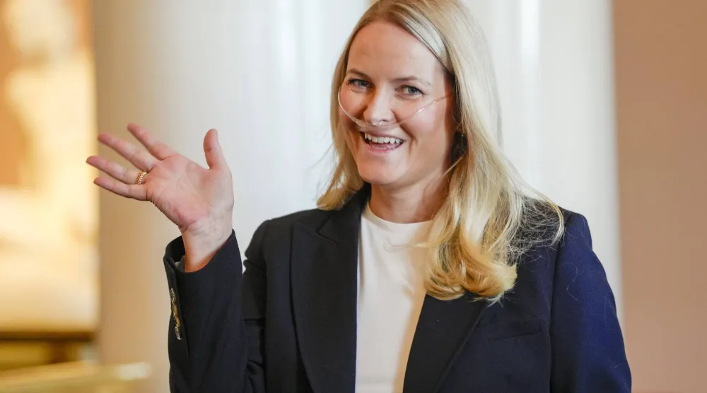 الأميرة ميت ماريت تحمل أنبوب الأكسجين (إ.ب.أ)