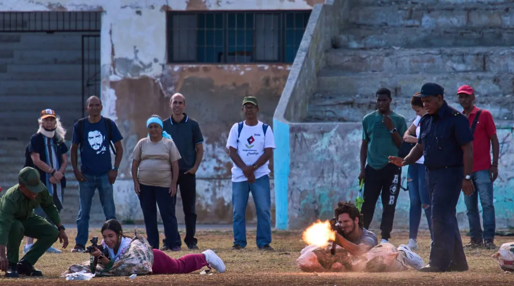 مدنيون كوبيون يتابعون تدريبات عسكرية في هافانا (أ.ب)