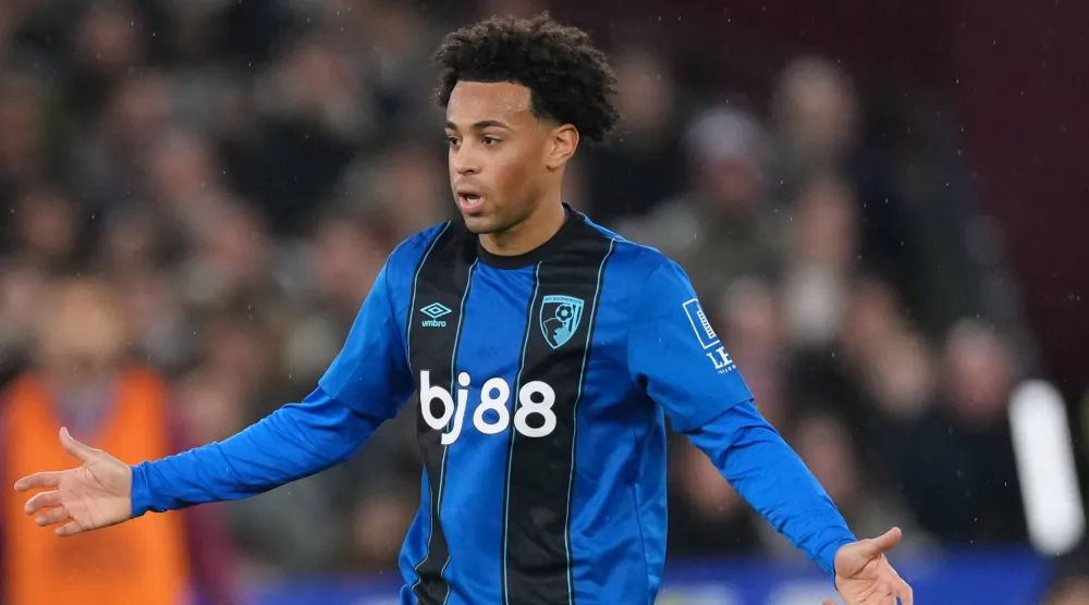 تايلر آدامز لاعب خط وسط بورنموث (أ.ب)