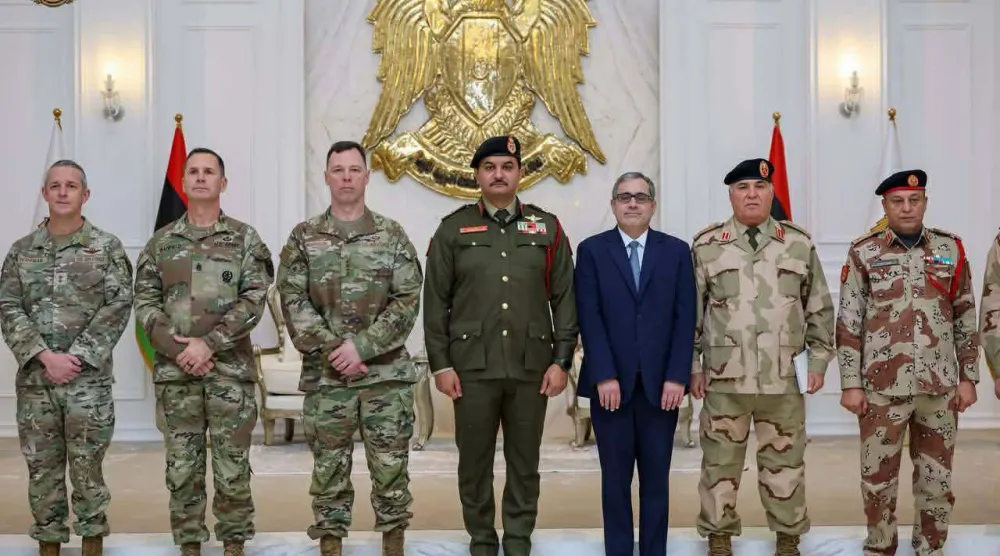 صدام حفتر يتوسط القائم بأعمال السفارة الأميركية وقائد «أفريكوم» في زيارتهم إلى بنغازي مطلع ديسمبر الماضي (القيادة العامة)