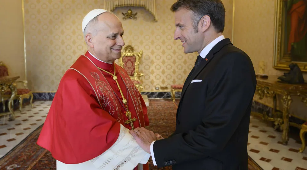 البابا لاوون الرابع عشر مستقبلاً الرئيس الفرنسي إيمانويل ماكرون في الفاتيكان (د.ب.أ)