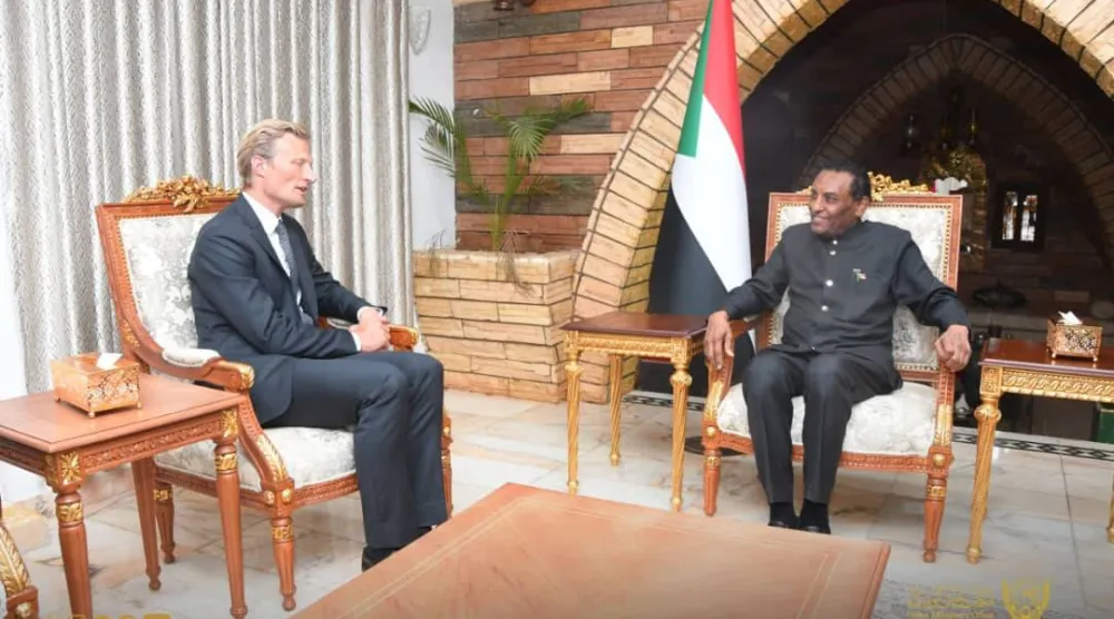 نائب المدير التنفيذي لبرنامج الغذاء العالمي كارل سكاو لدى لقائه رئيس الوزراء السوداني كامل إدريس في الخرطوم الجمعة (وكالة السودان للأنباء «سونا»)