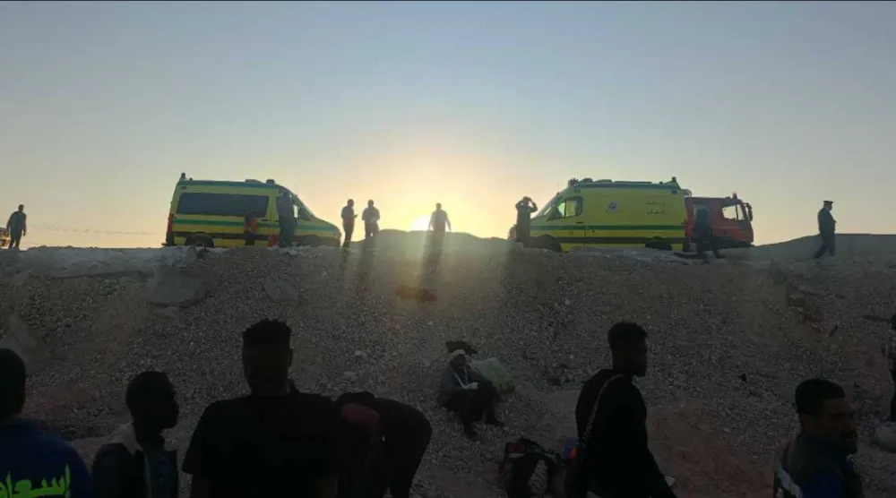 مستقلو الحافلة في طريقهم لسيارات الإسعاف عقب وقوع الحادث (محافظة قنا)