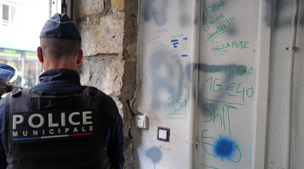 عنصر من الشرطة الفرنسية في مدينة نيس (أ.ف.ب)