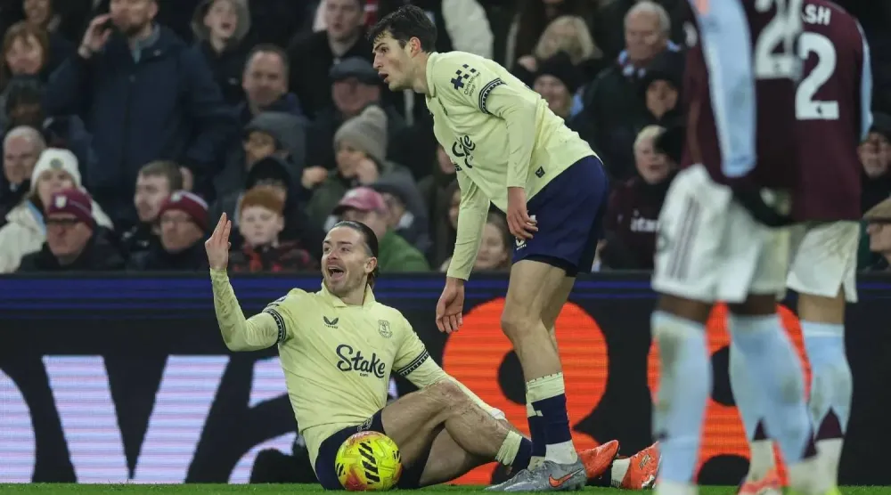 غريليتش تعرض لكسر أنهى موسمه مع إيفرتون (أ.ف.ب)