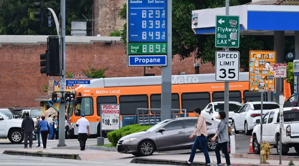 محطة للوقود تعرض الأسعار في لوس أنجليس (أ.ف.ب)