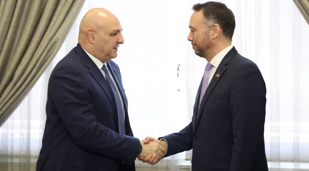 الرئيس اللبناني جوزيف عون مستقبلاً نائب رئيس الوزراء وزير الخارجية البلجيكي ماكسيم بريفو (د.ب.أ)