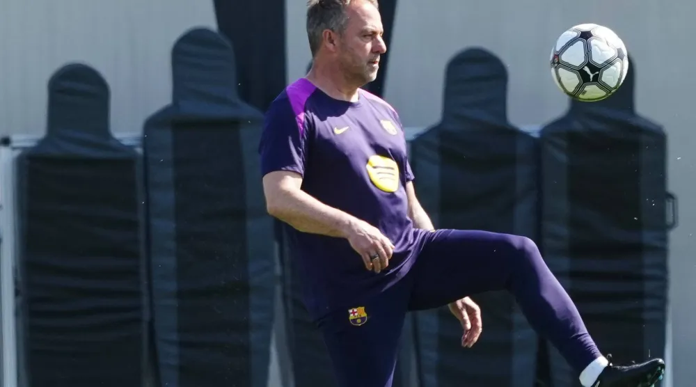 فليك يستعرض مهاراته بالكرة خلال تدريبات برشلونة الأخيرة (إ.ب.أ)