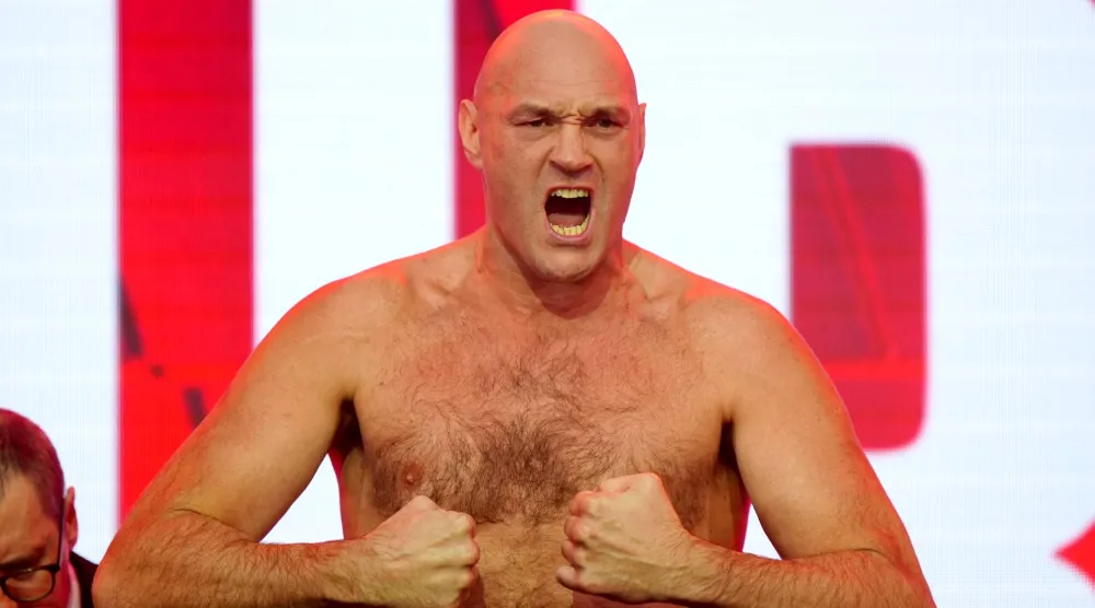 فيوري يستعرض أمام عدسات المصورين بعد مرحلة قياس الأوزان (د.ب.أ)