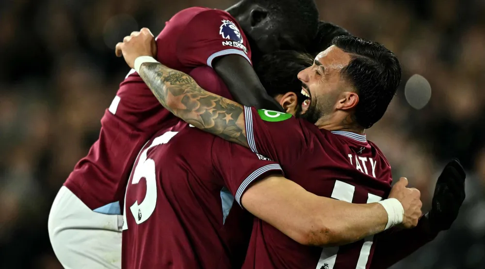 لاعبو وست هام يحتفلون بأحد أهدافهم أمام وولفرهامبتون (أ.ف.ب)