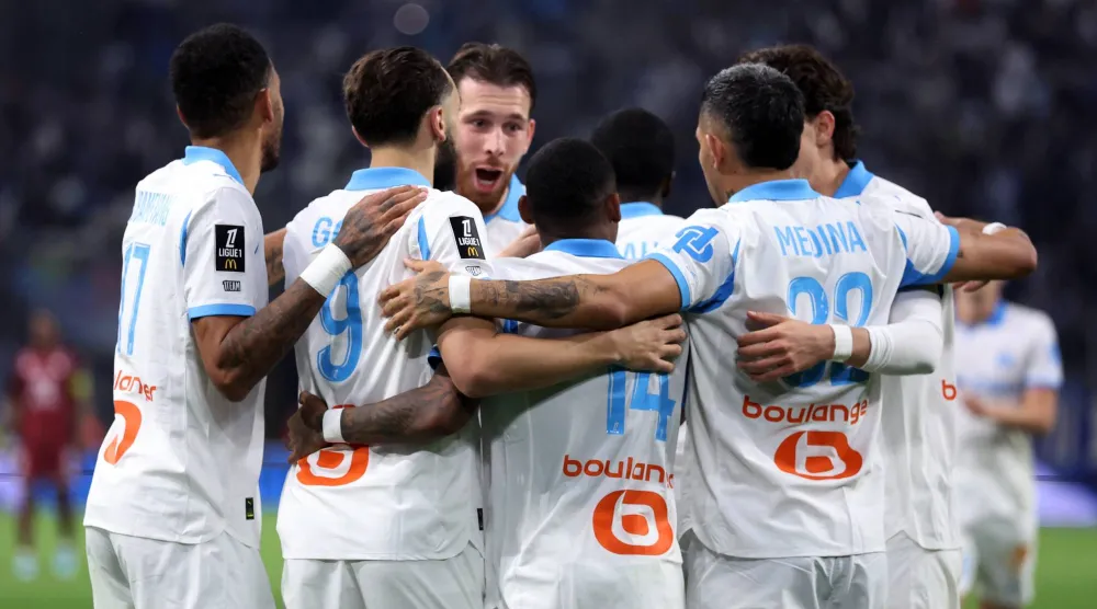 لاعبو مرسيليا يحتفلون بالهدف الثالث (رويترز)