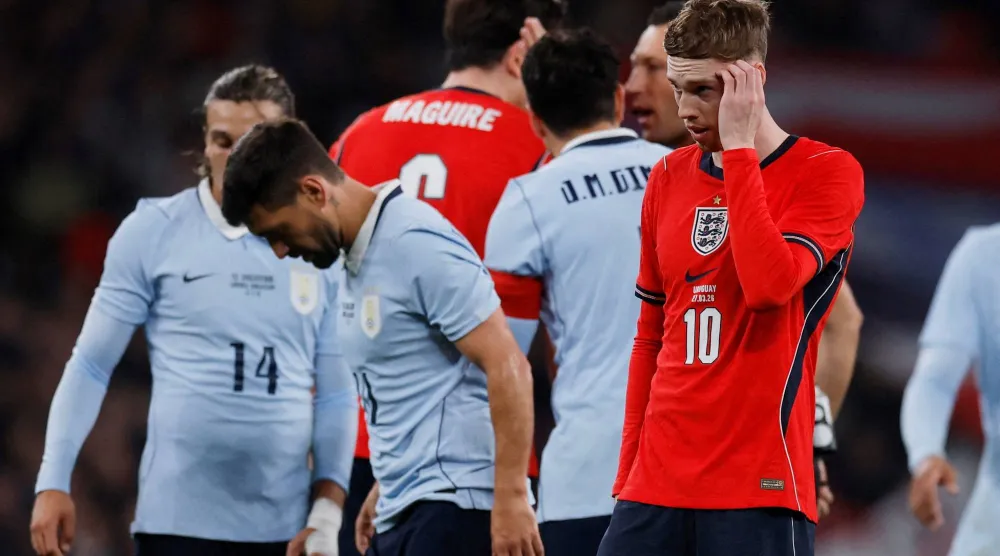 قمصان إنجلترا ووأوروغواي ظهرت عليها ملاحظات خلال فترة التوقف الدولية (رويترز)