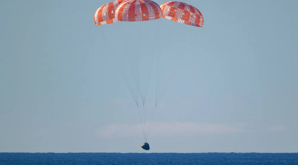 مركبة «أوريون» الفضائية التي تحمل  طاقم «أرتميس 2» تهبط قبالة سواحل كاليفورنيا (ا.ب)