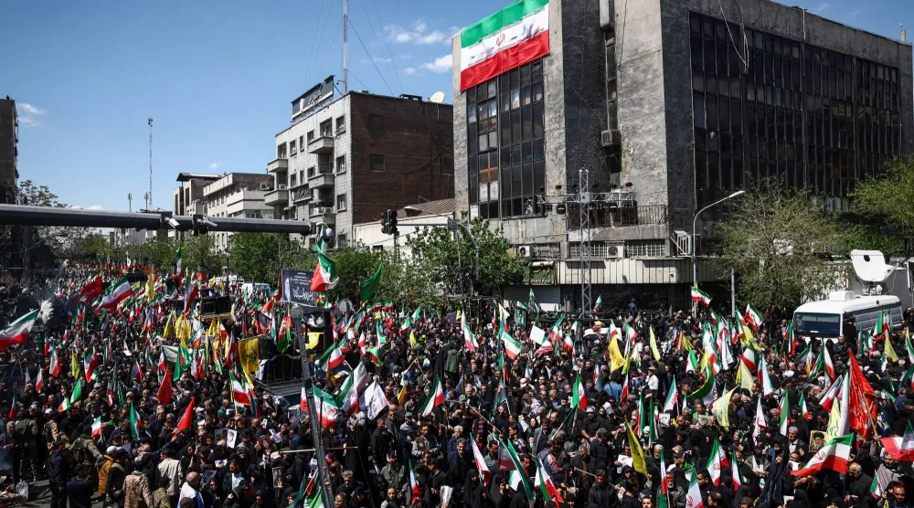 حشد من الإيرانيين يحضر مراسم في طهران بمناسبة مرور 40 يوماً على مقتل المرشد علي خامنئي (رويترز)