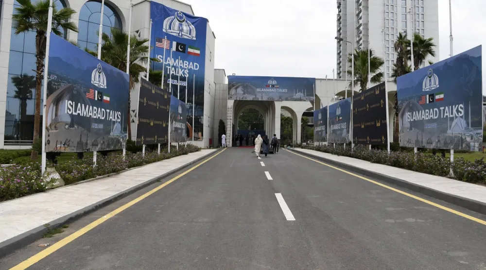 صورة عامة للمركز الإعلامي قبيل محادثات السلام بين الولايات المتحدة وإيران في إسلام آباد (إ.ب.أ)