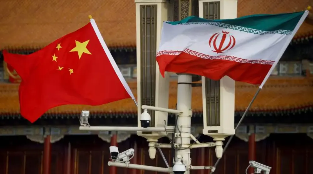 Pekin'deki Tiananmen Meydanı'nda Çin ve İran bayrakları (Arşiv- Reuters)