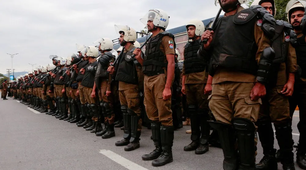 أفراد الأمن يقفون على الطريق المؤدي إلى فندق سيرينا حيث من المتوقع أن تعقد وفود من الولايات المتحدة وإيران محادثات سلام في إسلام آباد (رويترز)