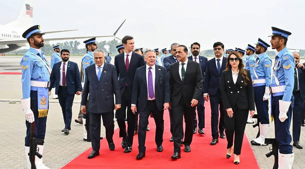 قائد الجيش الباكستاني عاصم منير ووزير الخارجية إسحاق دار برفقة المبعوث الأميركي ستيف ويتكوف (في الوسط) وجاريد كوشنر صهر الرئيس الأميركي (ثالثاً من اليسار) بعد وصول الوفد الأميركي إلى قاعدة نور خان الجوية العسكرية في إسلام آباد (أ.ف.ب)