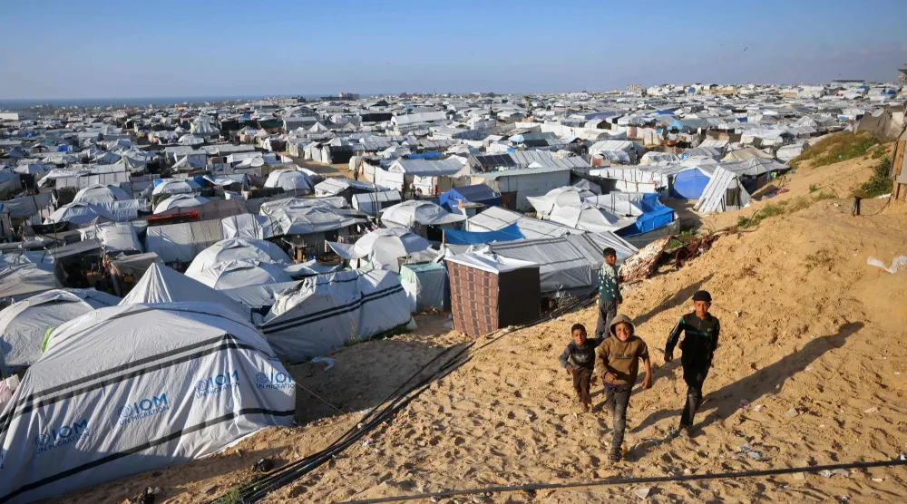 صبية فلسطينيون في مخيم أقيم في خان يونس (أ.ف.ب)