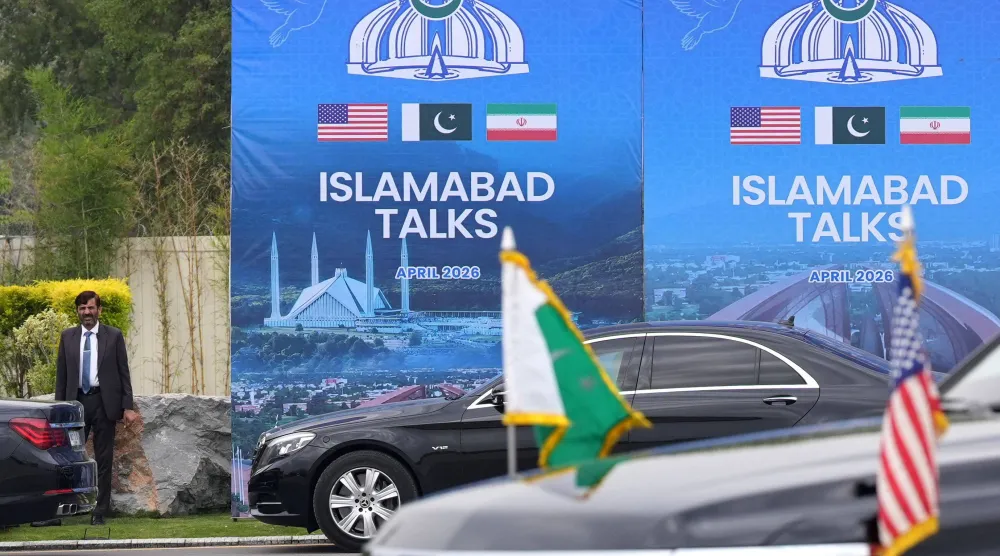 مسؤول باكستاني يظهر أثناء وصول نائب الرئيس الأميركي جيه دي فانس لحضور محادثات السلام الأميركية - الإيرانية في إسلام آباد (أ.ف.ب)