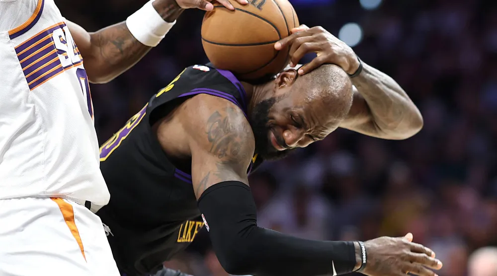 ليبرون جيمس نجم لوس أنجليس ليكرز يواصل كتابة التاريخ (أ.ف.ب)