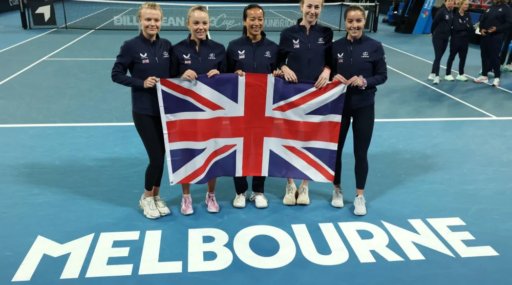 فريق سيدات بريطانيا المنتصر في كأس بيلي جين كينغ (إ.ب.أ)