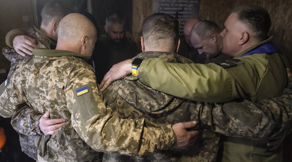 جنود أوكرانيون يؤدون صلاة العيد في قرية قرب سلوفيانسك (إ.ب.أ)