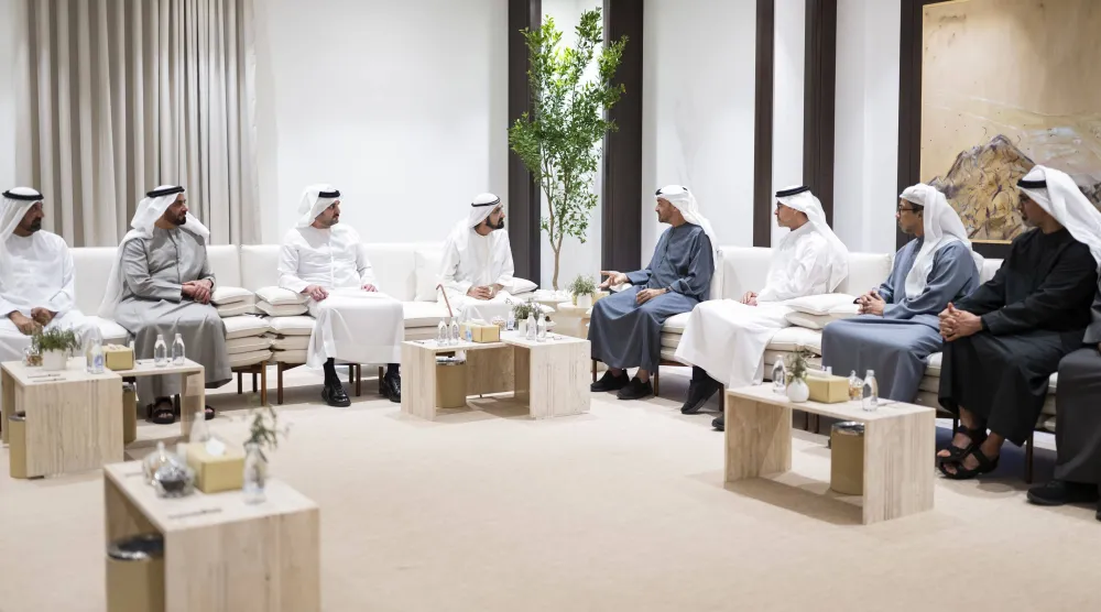 الشيخ محمد بن زايد والشيخ محمد بن راشد وعدد من الشيوخ والمسؤولين خلال لقاء عقد اليوم (وام)