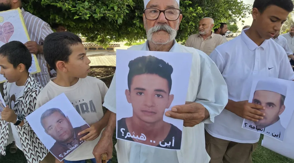 ليبي يرفع لافتة تتساءل عن مصير نجله المفقود في ترهونة خلال وقفة احتجاجية... أغسطس الماضي (رابطة ضحايا ترهونة)