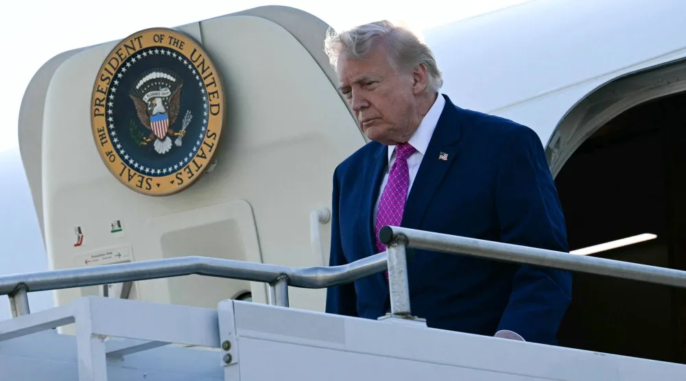 ترمب يترجل من طائرة الرئاسة في مطار شارلوتسفيل-ألبيمارل، بولاية فرجينيا (أ.ف.ب)